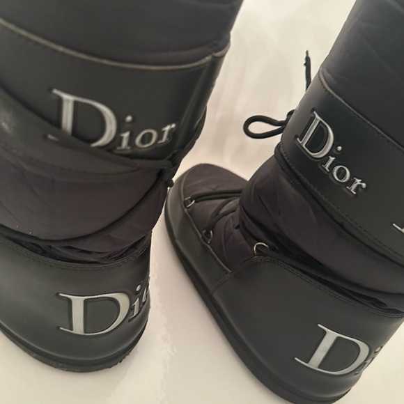 Dior snow boots has a little paint on one side size 8 - Picture 5 of 10